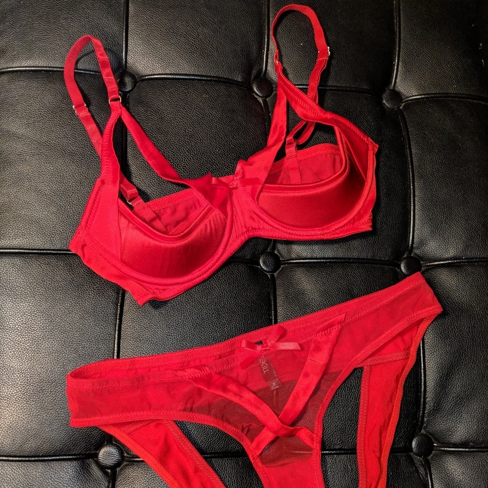 Kiss Kill frame red lingerie set ouvert